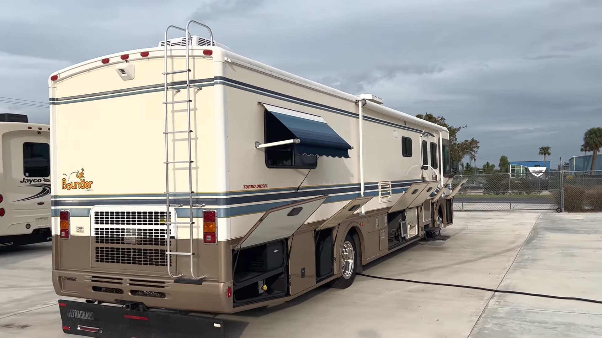 2000 Fleetwood Bounder 39Z — rear passenger three-quarter view