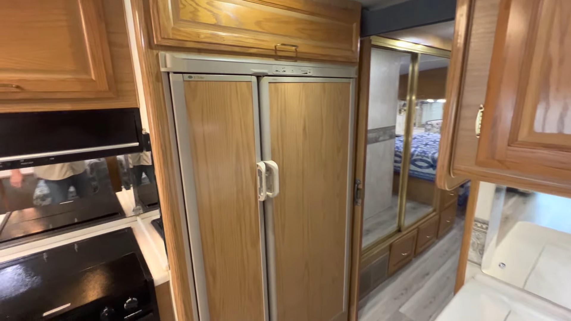 2000 Fleetwood Bounder 39Z — double door Dometic refrigerator