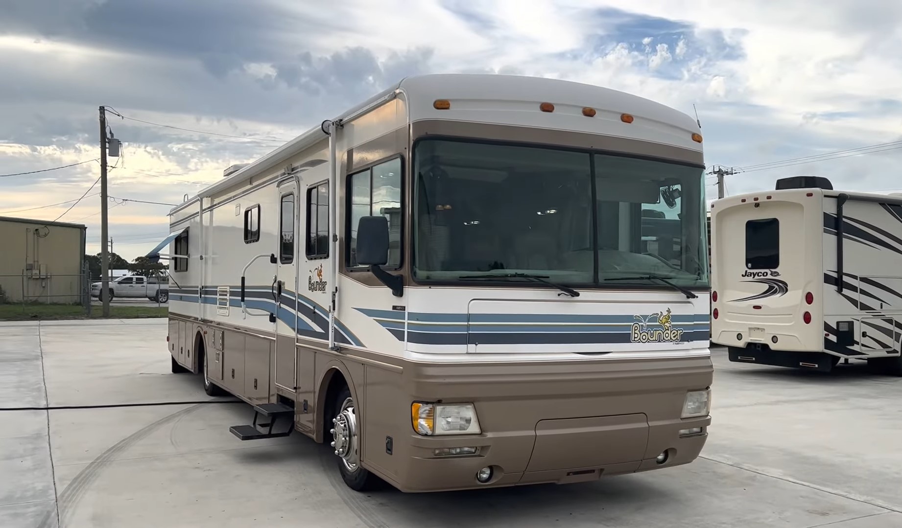 2000 Fleetwood Bounder 39Z — front driver side three-quarter view