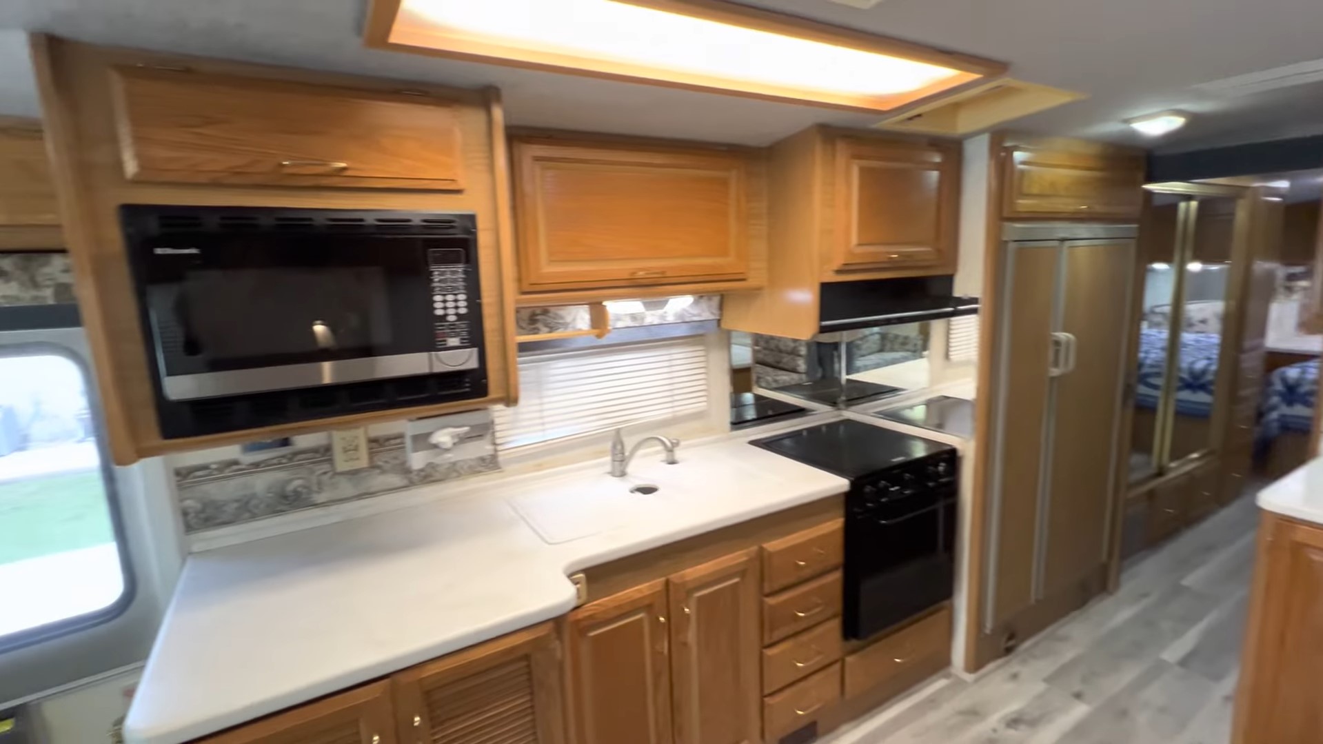 2000 Fleetwood Bounder 39Z — kitchen with microwave, cooktop and oven