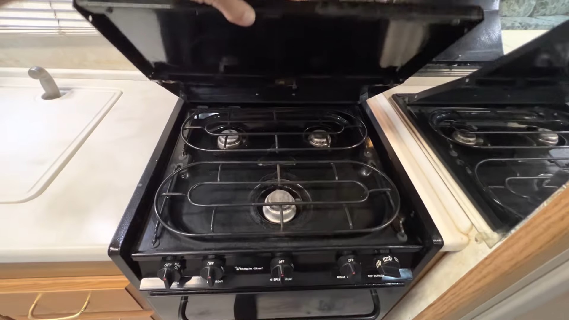 2000 Fleetwood Bounder 39Z — three-burner cooktop with cover raised