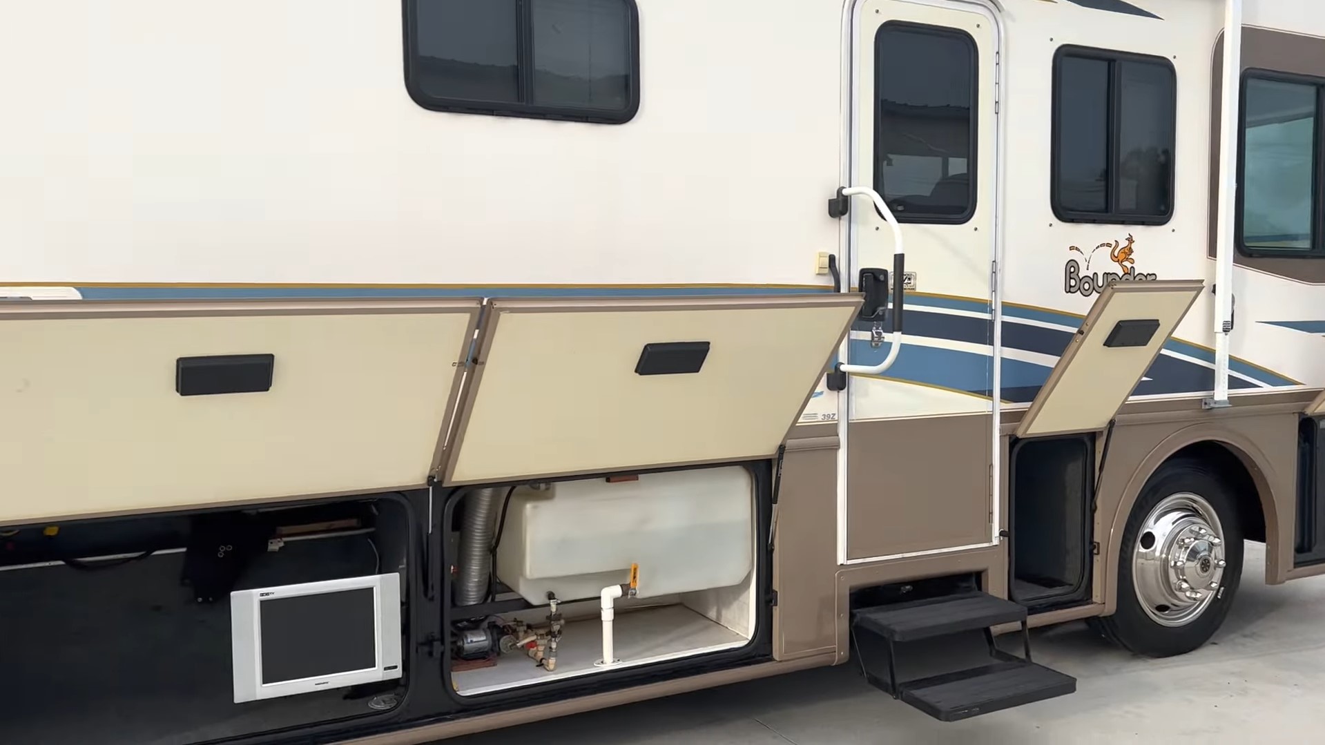 2000 Fleetwood Bounder 39Z — utility bay with water hookups and entry steps