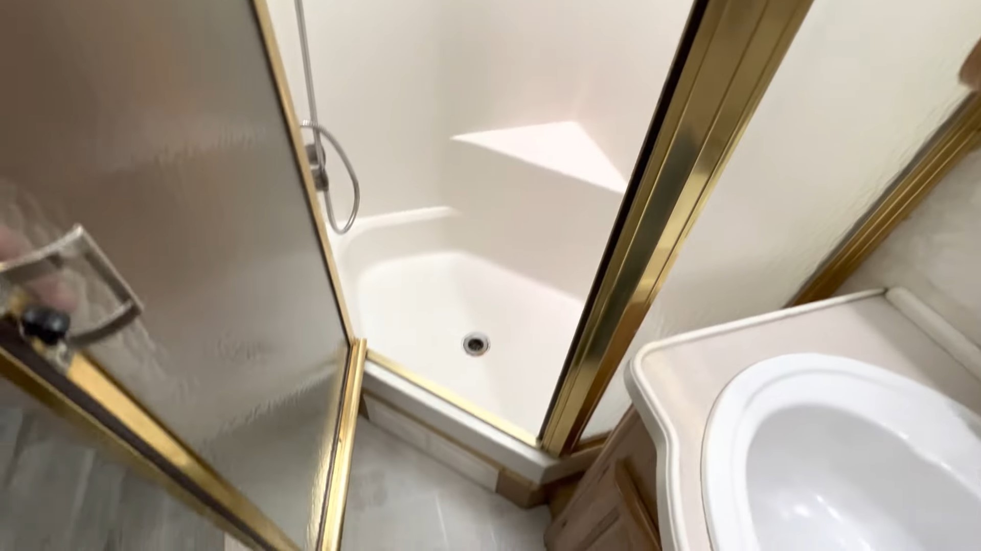 2000 Fleetwood Bounder 39Z — stand-up shower enclosure