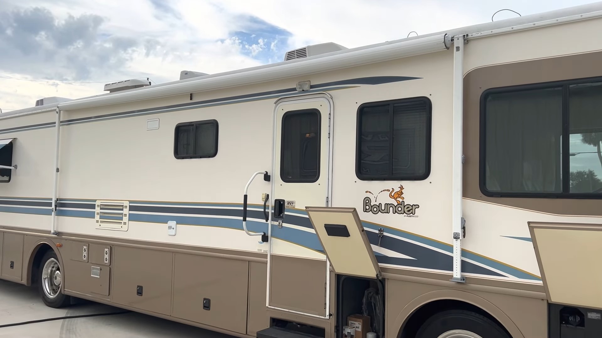 2000 Fleetwood Bounder 39Z — Bounder badging and side storage doors