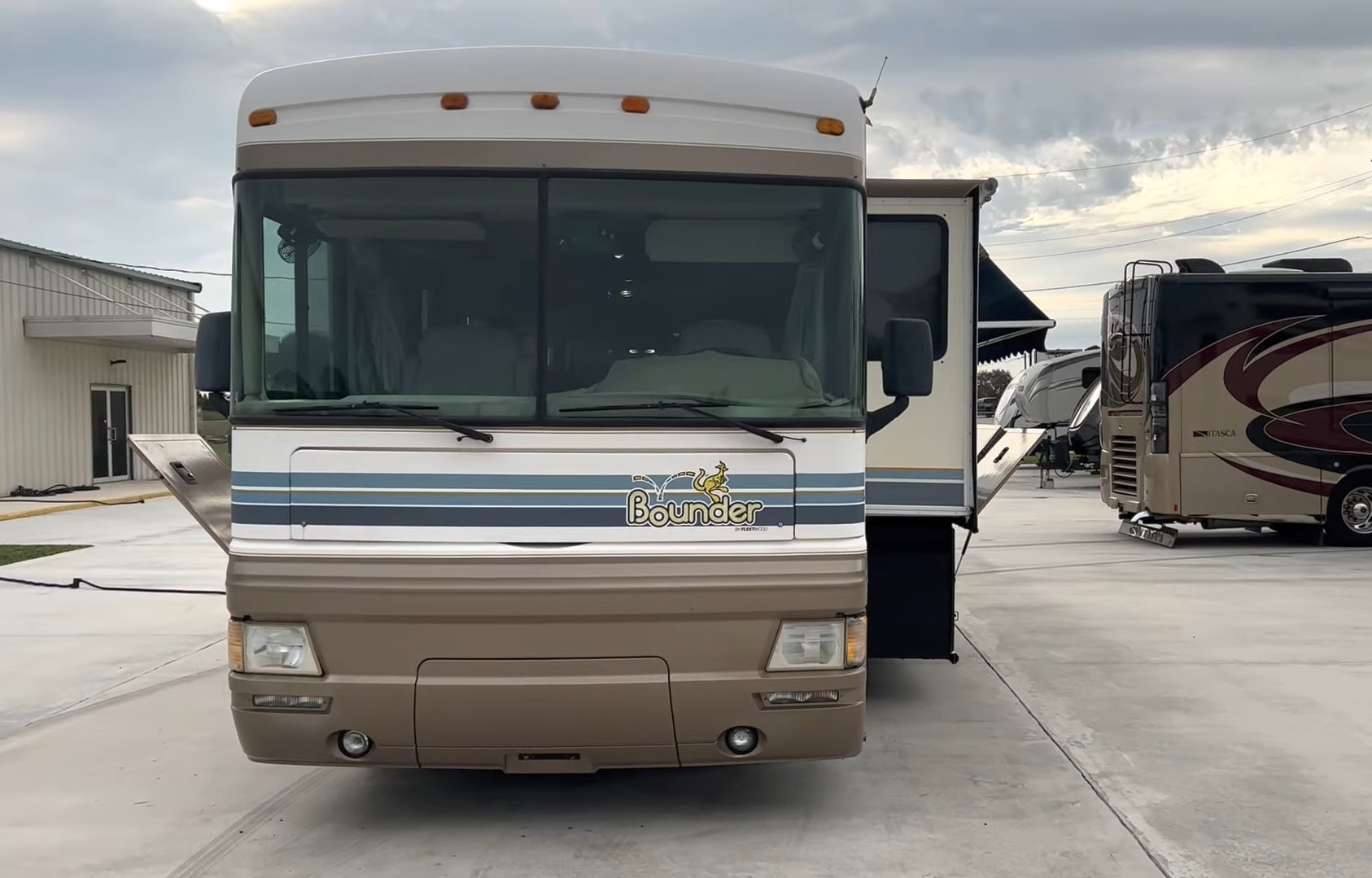 2000 Fleetwood Bounder 39Z — head-on front view