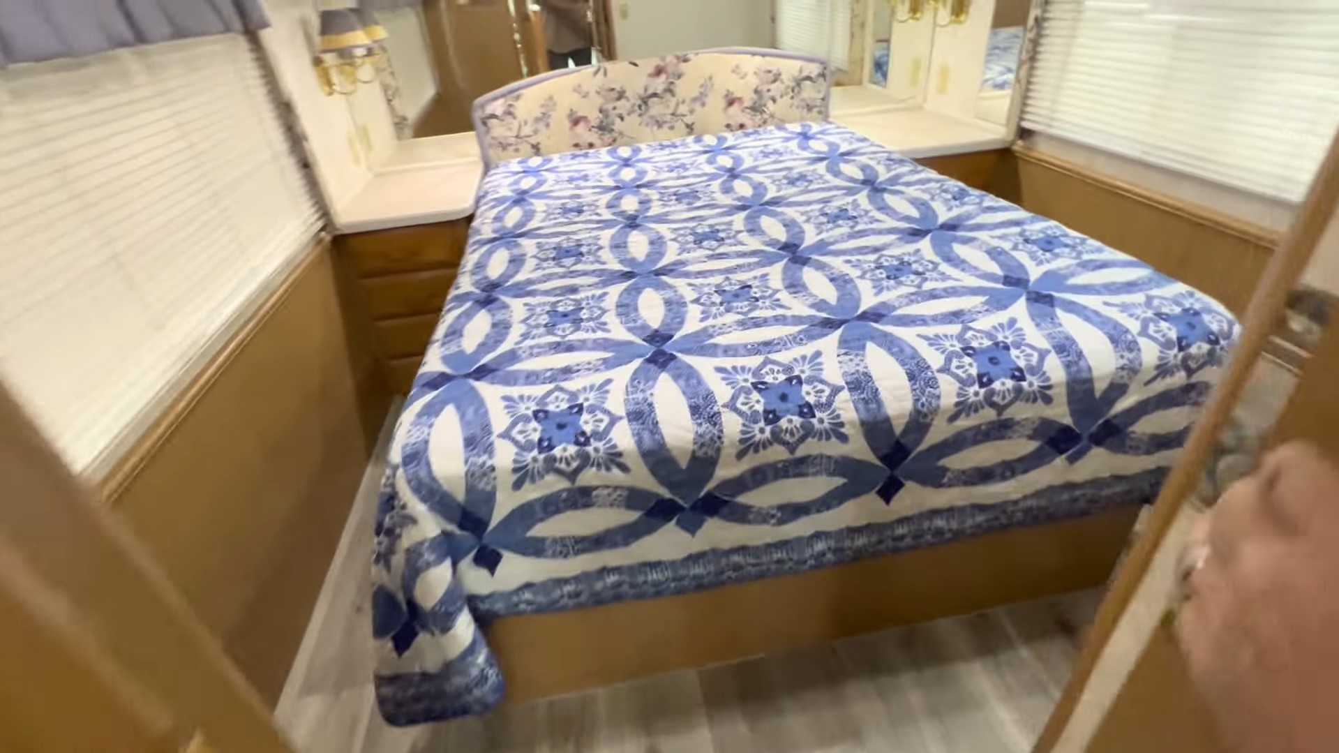 2000 Fleetwood Bounder 39Z — queen master bed with overhead cabinets