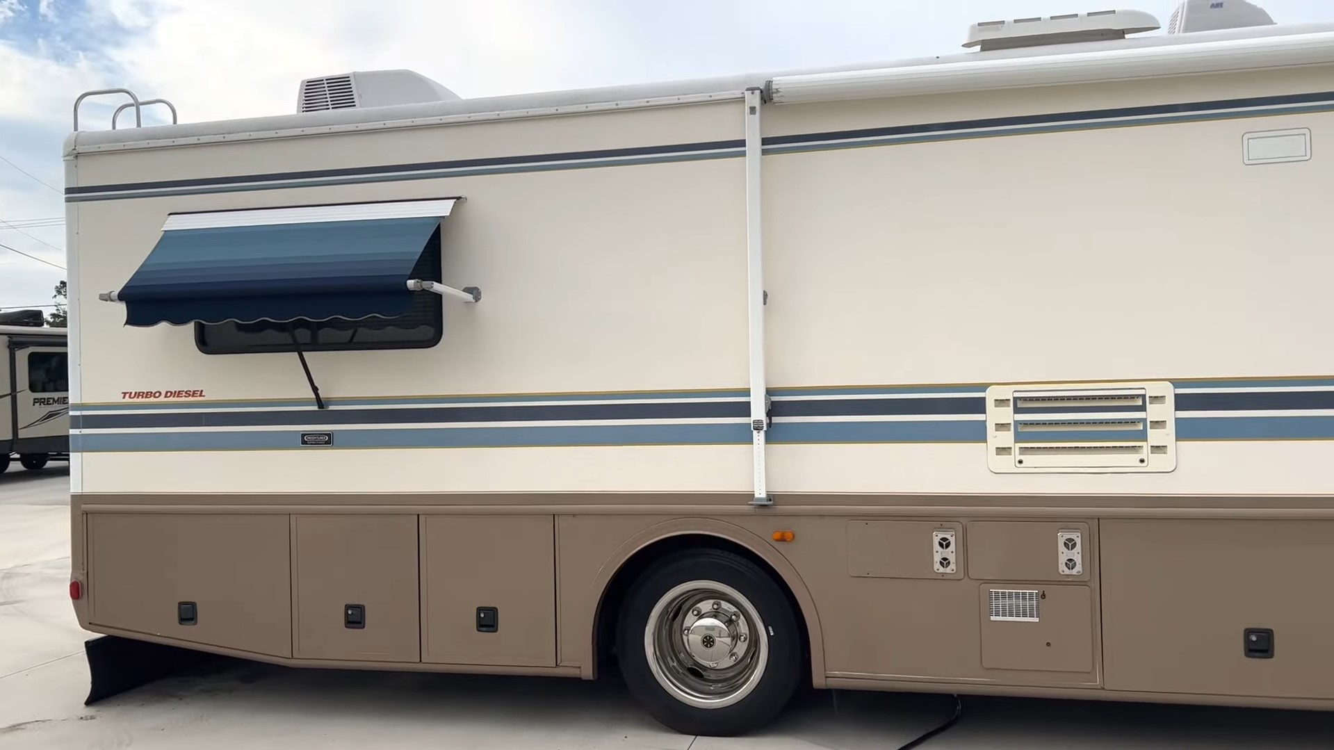 2000 Fleetwood Bounder 39Z — passenger side with awning retracted