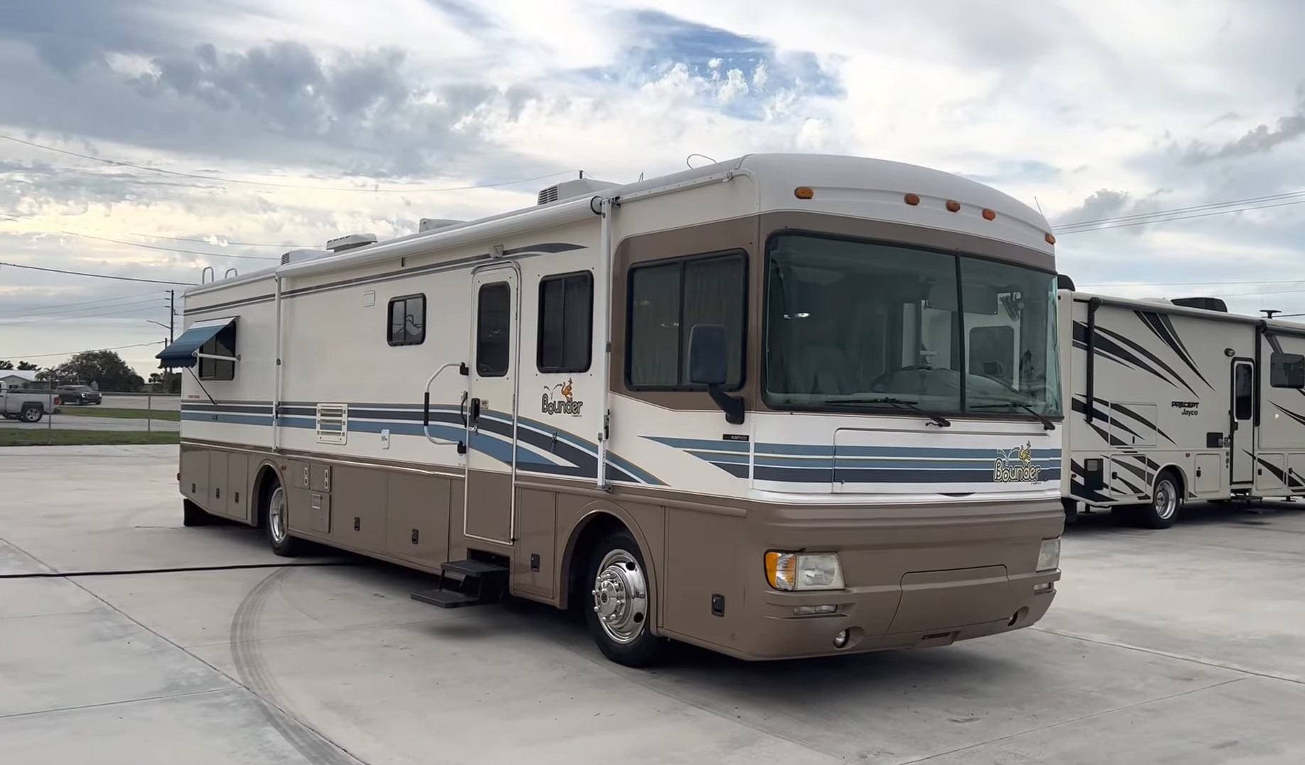 2000 Fleetwood Bounder 39Z — driver side front angle on the lot