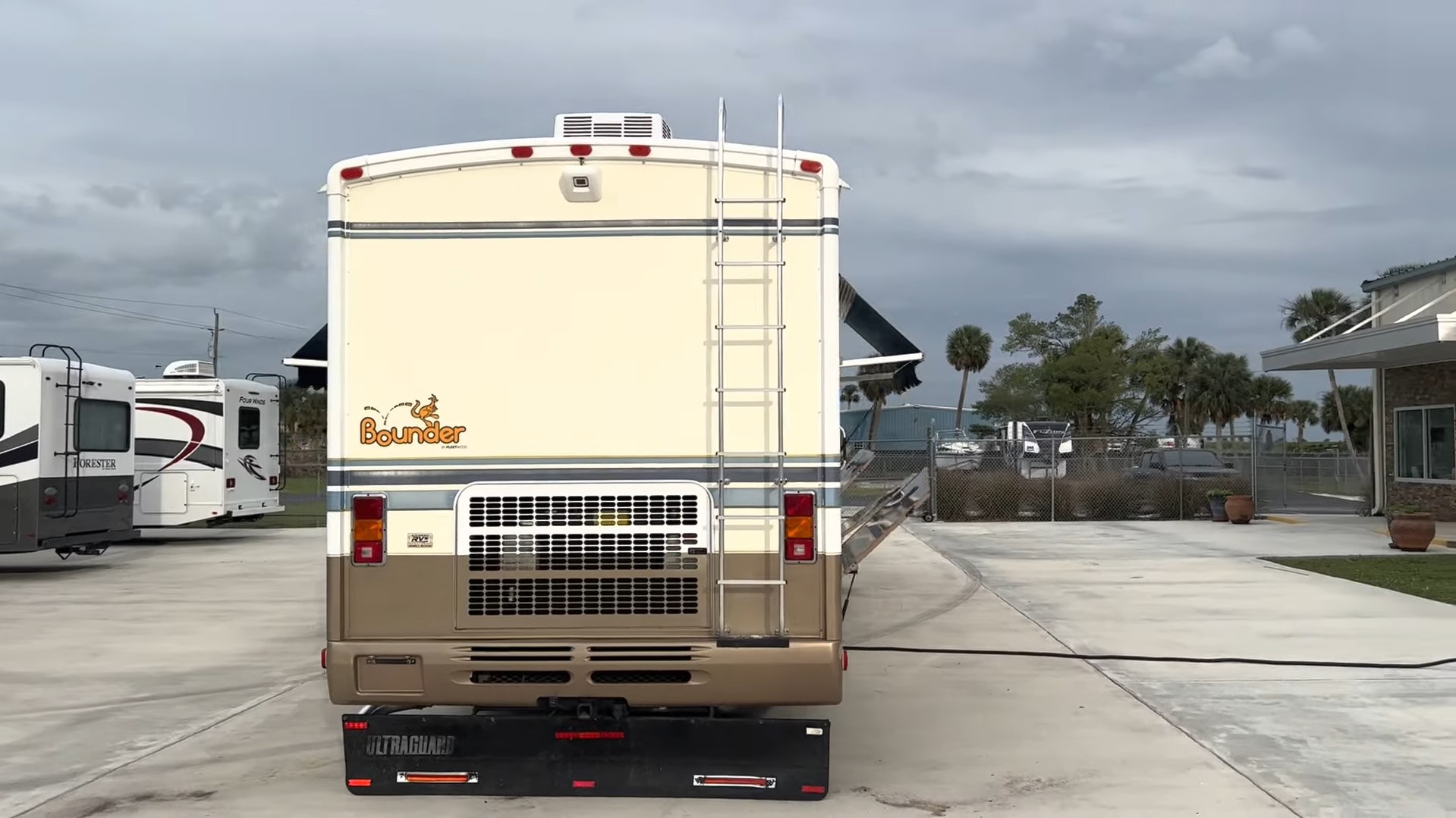 2000 Fleetwood Bounder 39Z — rear view with ladder