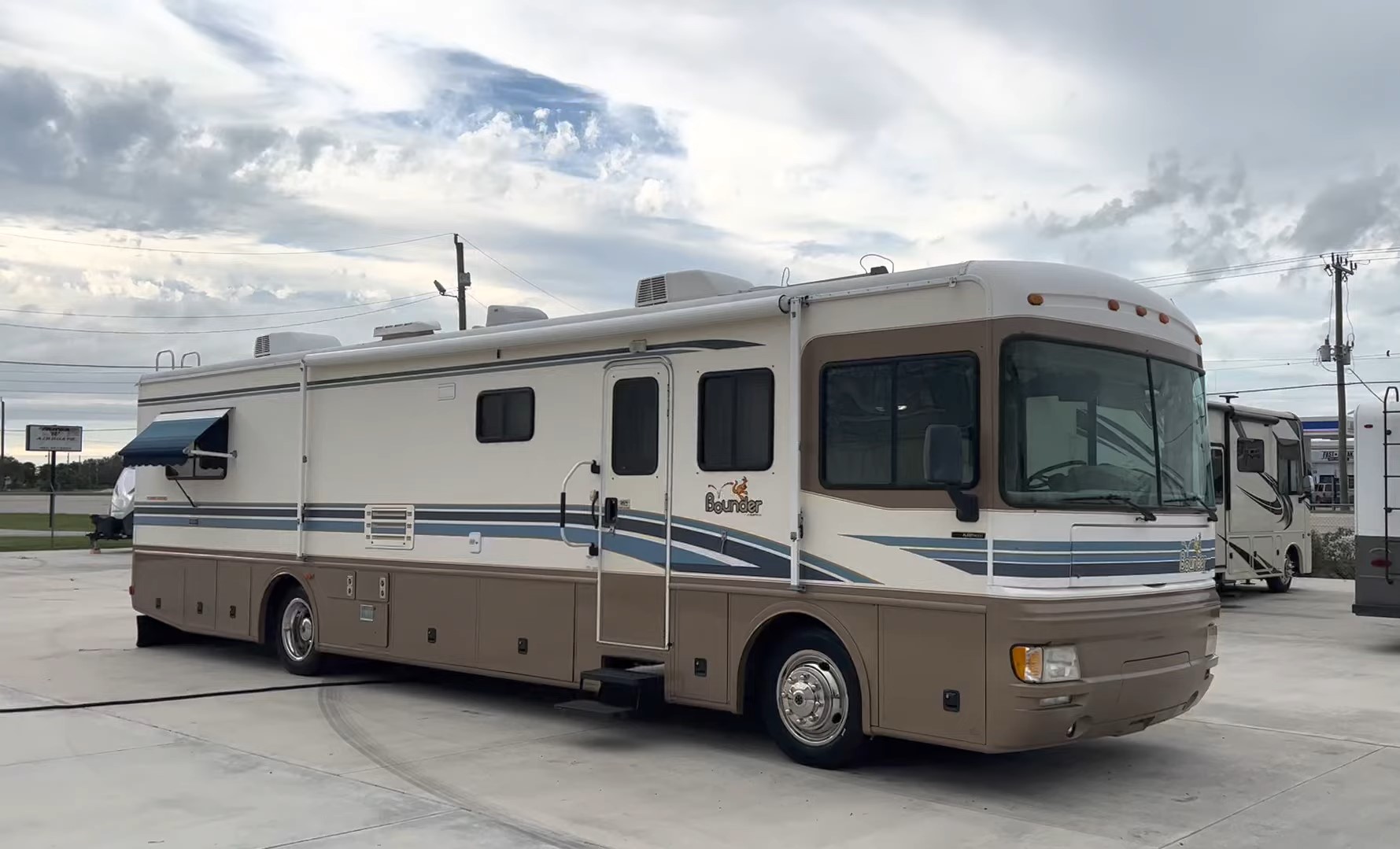 2000 Fleetwood Bounder 39Z — driver side full profile