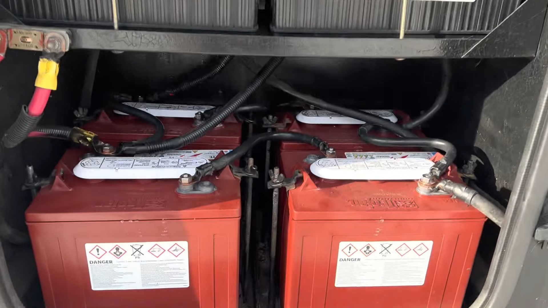 2000 Fleetwood Bounder 39Z — new house batteries in battery compartment
