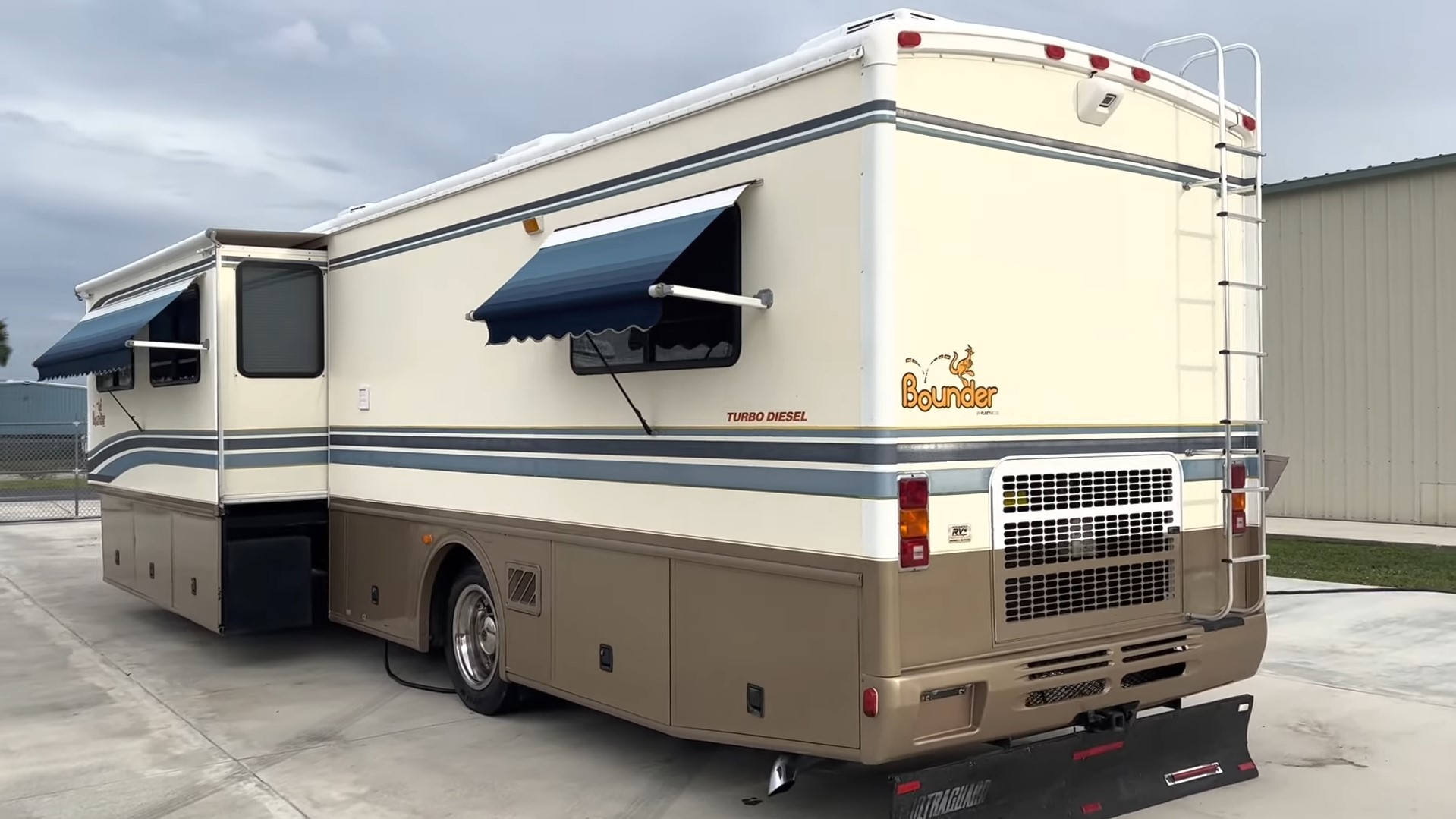 2000 Fleetwood Bounder 39Z — rear quarter view showing full body paint