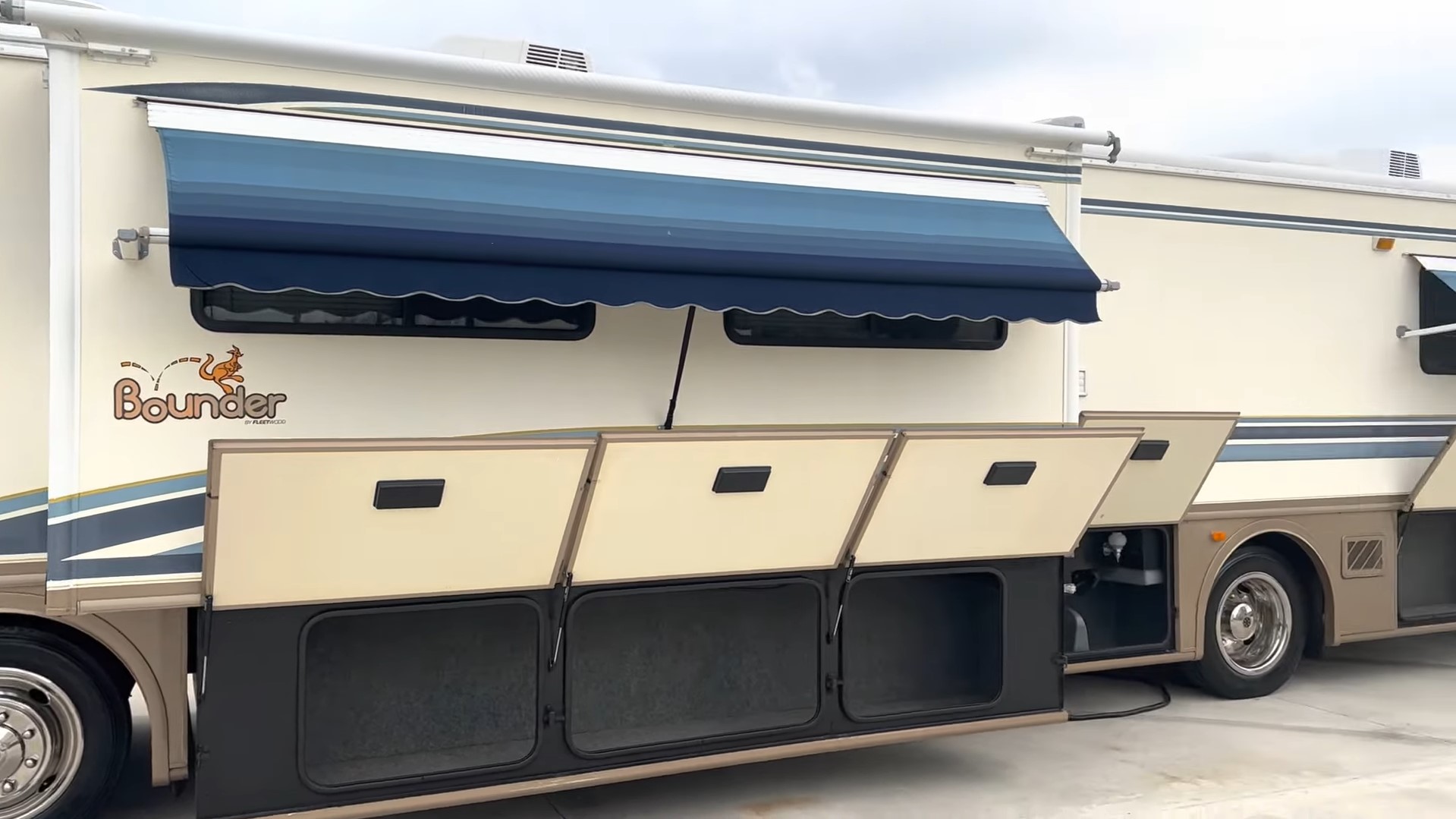 2000 Fleetwood Bounder 39Z — new patio awning over storage bays