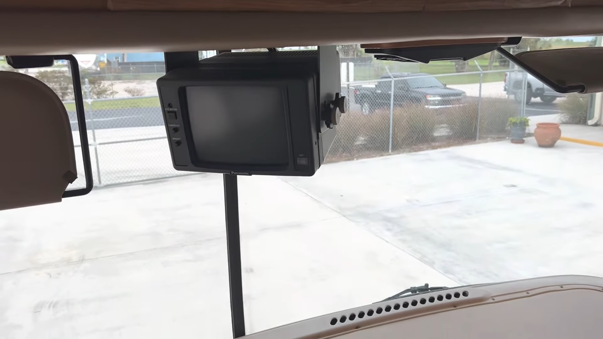 2000 Fleetwood Bounder 39Z — backup monitor at the driver position