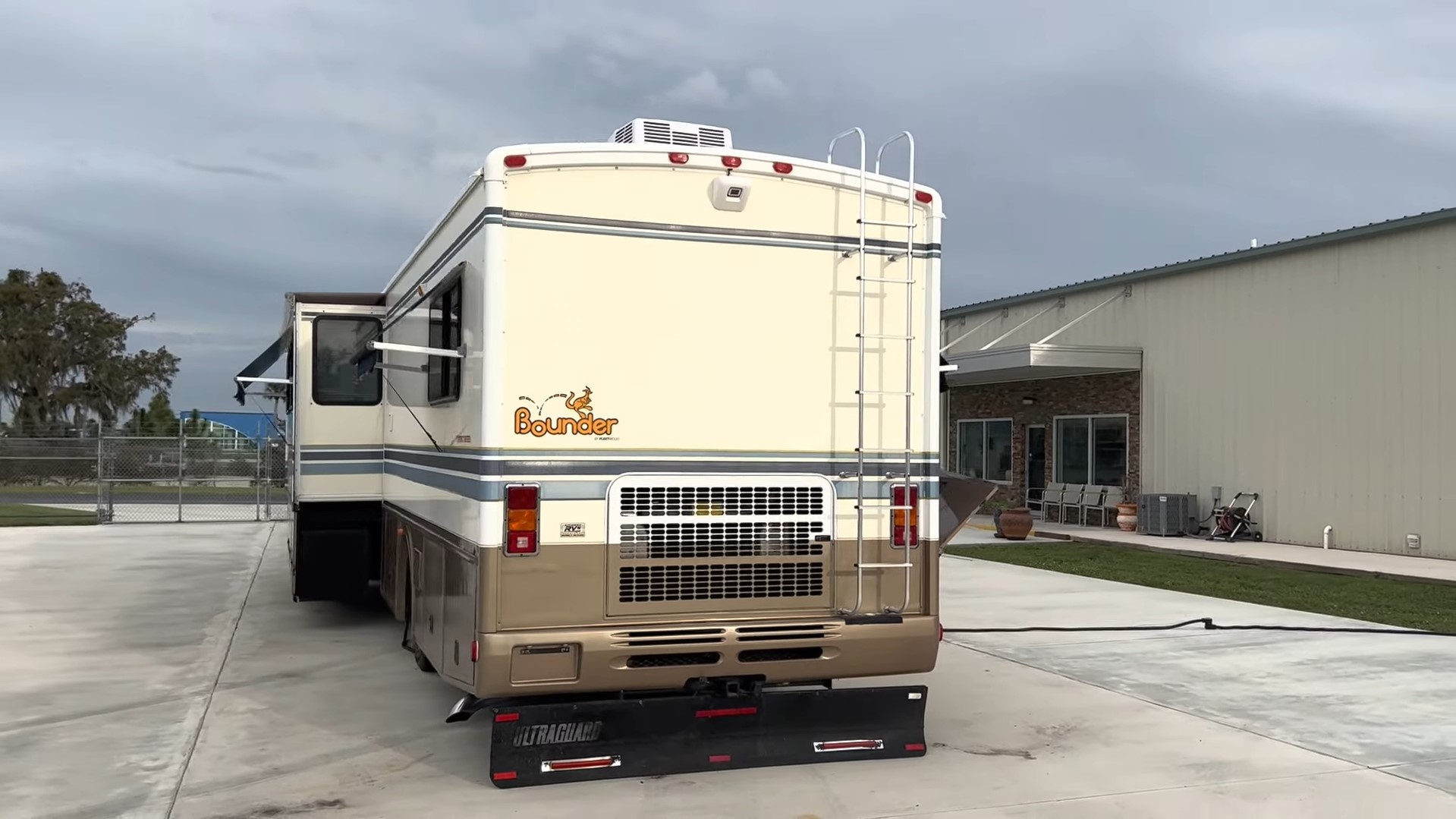 2000 Fleetwood Bounder 39Z — rear driver side angle