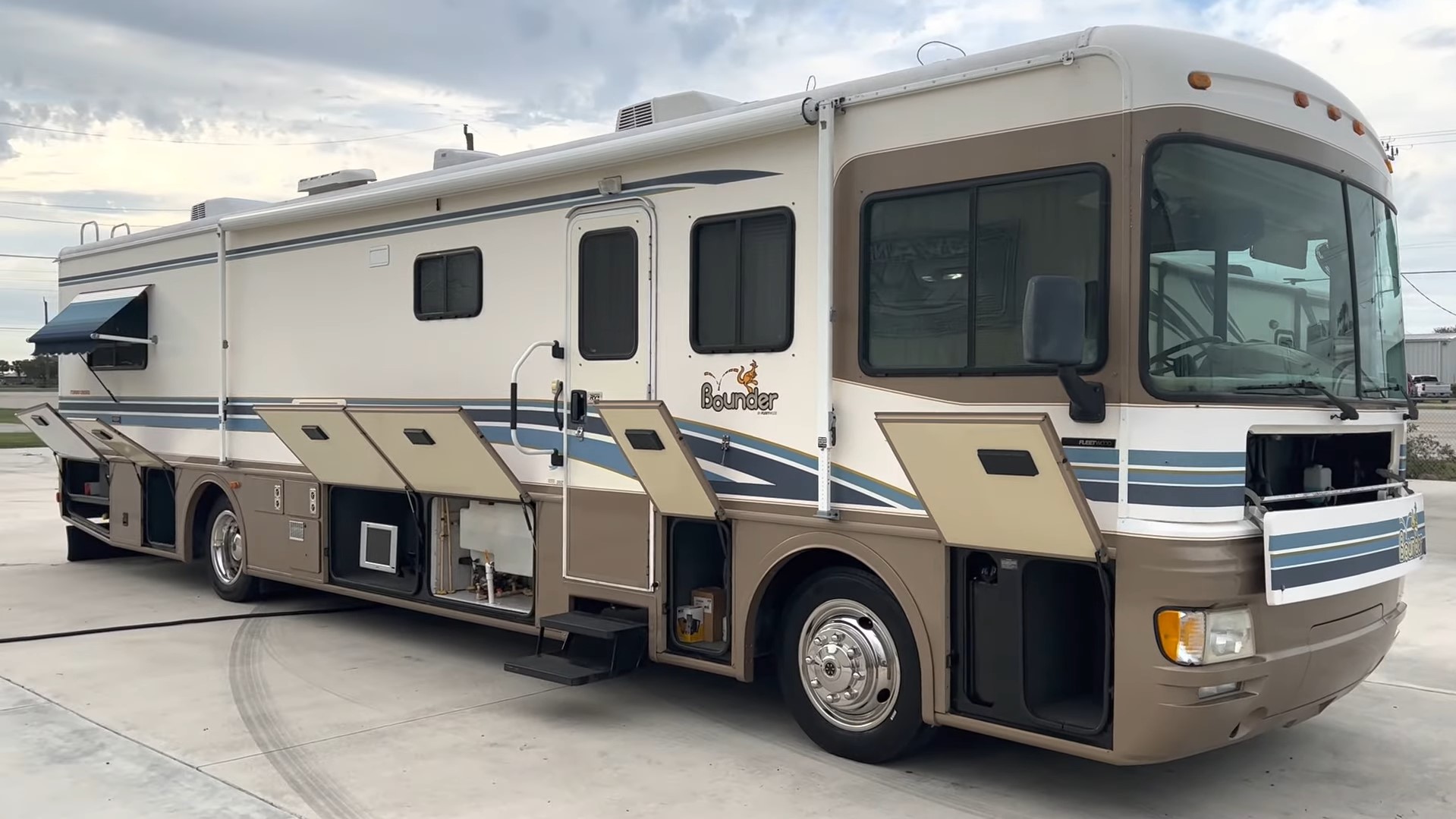 2000 Fleetwood Bounder 39Z — front passenger three-quarter view with slide extended
