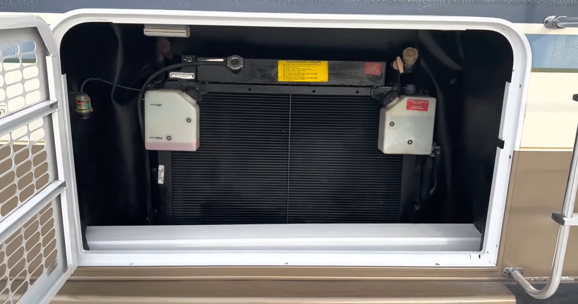 2000 Fleetwood Bounder 39Z — rear radiator and engine access compartment